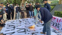 Mahasiswa Demo Bakar Duit Mainan di BI Jateng Buntut Dolar Tembus Rp 18 Ribu