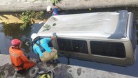 Sopir Ngantuk, Mazda E2000 Nyemplung Selokan di Jalan A Yani Surabaya
