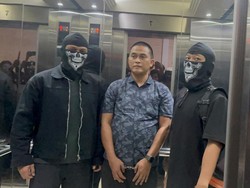 Diborgol, Eks Polisi Sniper Kampung Narkoba Samarinda Tiba di Bareskrim