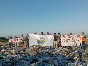 Pecinta Alam di Lombok Timur Peringati Hari Lingkungan Hidup di Tumpukan Sampah