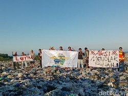 Pecinta Alam di Lombok Timur Peringati Hari Lingkungan Hidup di Tumpukan Sampah