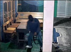 Pria Bersebo Terekam Kamera Bakar Rumah Warga Karangawen Demak