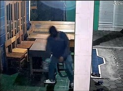 Pria Bersebo Terekam Kamera Bakar Rumah Warga Karangawen Demak