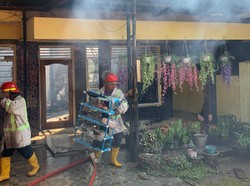 Rumah di Cirebon Ludes Terbakar, Petugas Damkar Terluka