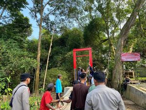 Sambut HUT Ke-80 Bhayangkara, Polres Serang Gotong Royong Perbaiki 3 Jembatan