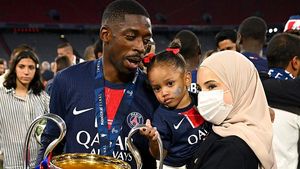 Tutup Wajah Pakai Masker, Ini Sosok Hijabers Istri Dembele di Pesta Juara PSG