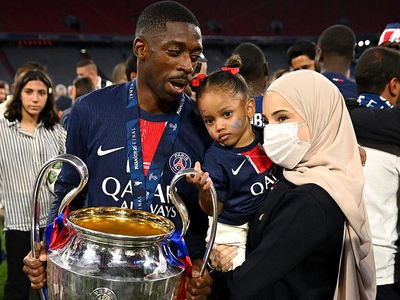 Tutup Wajah Pakai Masker, Ini Sosok Hijabers Istri Dembele di Pesta Juara PSG
