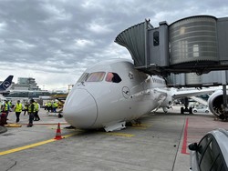 Video: Viral! Roda Depan Boeing 787 Tiba-Tiba Kolaps di Bandara Frankfurt