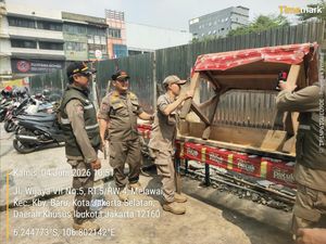 Satpol PP Jaksel Tertibkan 9 PKM di Blok M, 5 Gerobak Diangkut