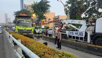 Truk Hantam Separator Busway di Jl MT Haryono Arah Cawang, Lalin Macet