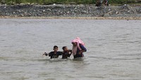 Siswa Terpaksa Arungi Sungai demi Ujian Sekolah