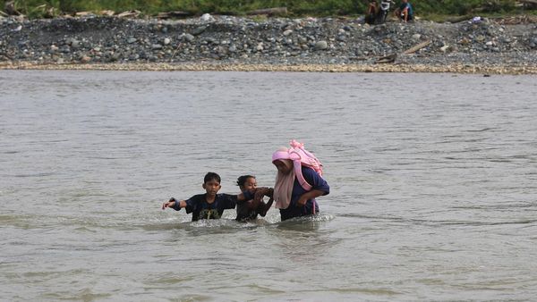 Siswa Terpaksa Arungi Sungai demi Ujian Sekolah