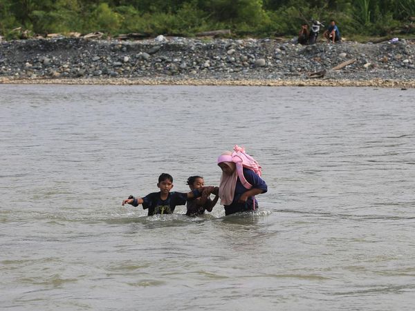 Siswa Terpaksa Arungi Sungai demi Ujian Sekolah
