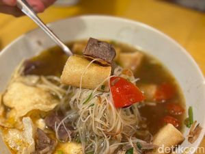 Soto Mie Mama Uch: Cicip Soto Mie Sultan Rp 100 Ribuan, Worth It Nggak Ya?