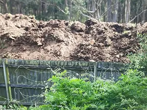 Rumah Ini Tak Laku Dijual Gegara Tetangga Bikin Tembok Tahi Setinggi 3 Meter!