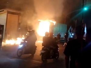 Truk Boks Muat 1.221 Dus Mi Ramen Ludes Terbakar di Mojokerto