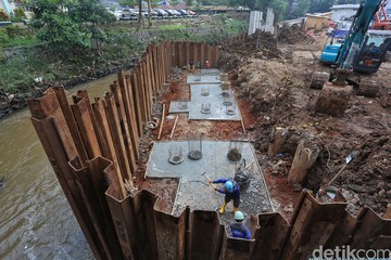 Turap Sungai Pesanggrahan Diperkuat, Antisipasi Banjir di Kawasan Cipulir