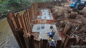 Turap Sungai Pesanggrahan Diperkuat, Antisipasi Banjir di Kawasan Cipulir