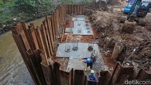 Turap Sungai Pesanggrahan Diperkuat, Antisipasi Banjir di Kawasan Cipulir