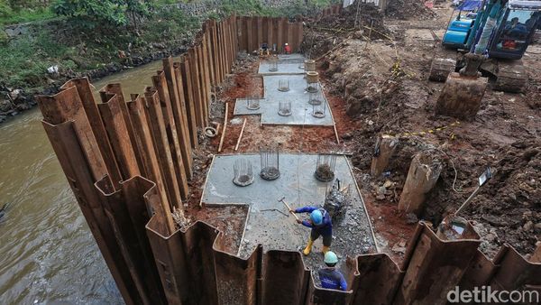 Turap Sungai Pesanggrahan Diperkuat, Antisipasi Banjir di Kawasan Cipulir