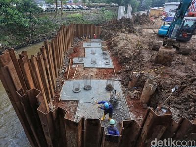 Turap Sungai Pesanggrahan Diperkuat, Antisipasi Banjir di Kawasan Cipulir
