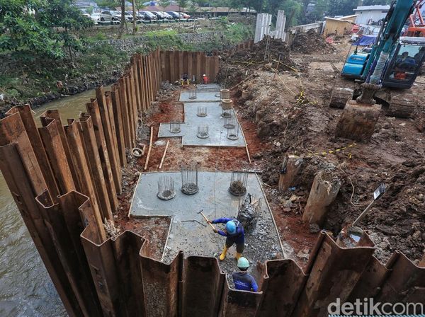 Turap Sungai Pesanggrahan Diperkuat, Antisipasi Banjir di Kawasan Cipulir