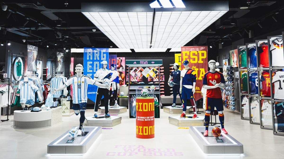 Patung Lionel Messi dan Lamine Yamal di adidas Home of Football PIM 3. (dok.adidas Indonesia)