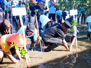 Gubernur Sulsel Ajak Warga Selayar Jaga Pesisir Lewat Penanaman 1.000 Mangrove