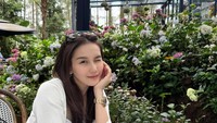 Senyum Manis Ayu Ting Ting Saat Liburan di Orchid Forest Cikole