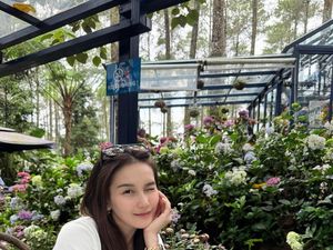 Senyum Manis Ayu Ting Ting Saat Liburan di Orchid Forest Cikole