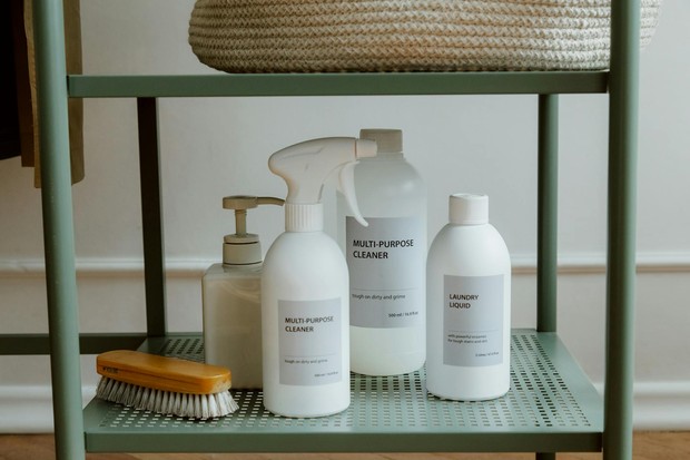 Bahan kimia rumah tangga bisa menjadi pemicu asma/Foto: Pexels.com/Ron Lach Berbagai produk rumah tangga dan kosmetik mengandung bahan kimia yang bisa menjadi pemicu asma. Aroma menyengat dan kandungan tertentu dapat mengiritasi saluran pernapasan.