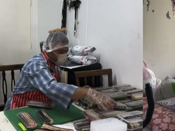 Demi Biaya Anak Usai Operasi Jantung ke-6, Ayah Ini Gigih Jualan Kue Lapis