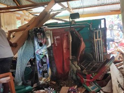 Truk Muat Bawang Tabrak Rumah Warga di Enrekang gegara Rem Blong