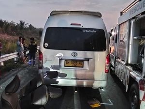 Hiace Seruduk Truk di Tol Pekanbaru-Dumai, 5 Orang Tewas