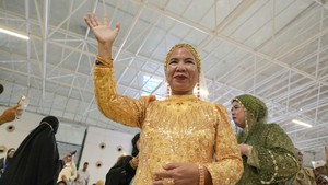 Gaya Emak-emak Pulang Haji Pake Outfit Bling-bling
