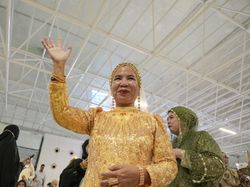 Gaya Emak-emak Pulang Haji Pake Outfit Bling-bling