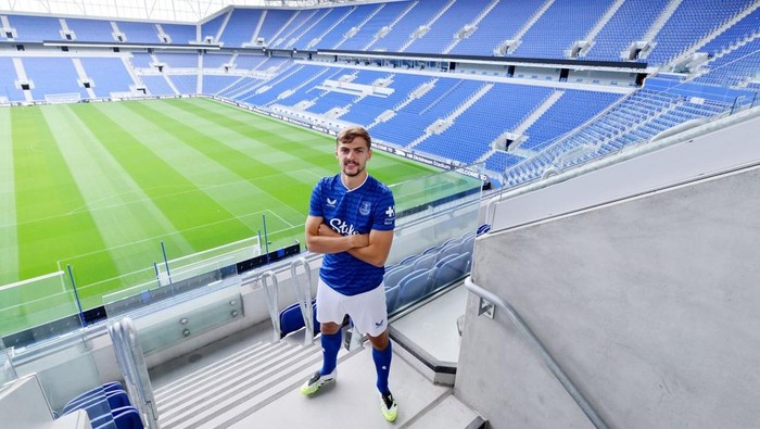 Penggawa Everton Kiernan Dewsbury-Hall diklaim punya darah keturunan Malaysia. Klaim itu langsung dibantah oleh yang bersangkutan.