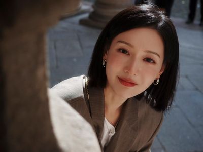 Kim Ji Won Tampil dengan Rambut Bob di Milan, Gayanya Auto Bikin Pangling