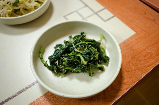 Manfaat bayam untuk menjaga kesehatan usus dan pencernaan/Foto: Pexels.com/makafood Manfaat bayam untuk kesehatan usus berasal dari kandungan serat yang membantu melancarkan pencernaan dan menjaga keseimbangan bakteri baik di usus.
