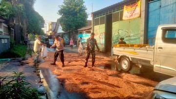 80 Kilogram Minyak Curah Tumpah di Ciputat Tangsel, 2 Pemotor Sempat Jatuh