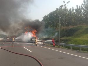 Tabrak Tronton, Truk Tangki Solar Hangus di Tol Cipali
