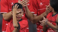 Saat lagu Indonesia Raya berkumandang seorang garuda cilik tampak menutup wajahnya, air matanya jatuh tanpa henti 