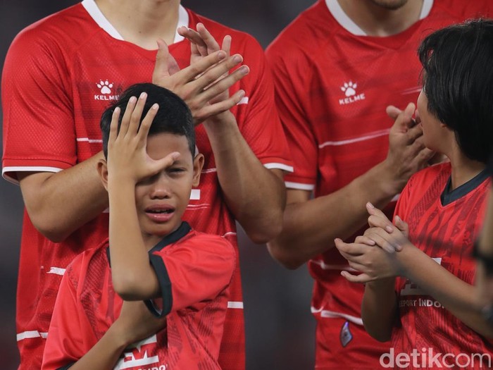 Salah satu pendamping garuda menangis saat dikumandangkannya lagu Indonesia Raya sebelum laga di SUGBK, Jakarta, Jumat (5/6/2026).