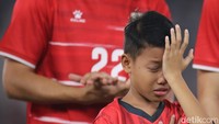 Pendamping garuda atau garuda cilik berpegangan dengan para pemain saat masuk ke lapangan. 