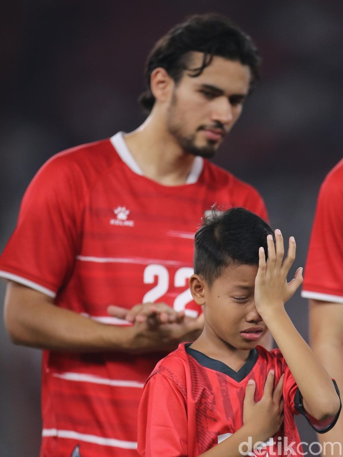 Salah satu pendamping garuda menangis saat dikumandangkannya lagu Indonesia Raya sebelum laga di SUGBK, Jakarta, Jumat (5/6/2026).