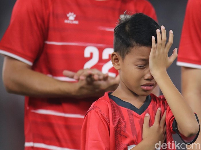 Salah satu pendamping garuda menangis saat dikumandangkannya lagu Indonesia Raya sebelum laga di SUGBK, Jakarta, Jumat (5/6/2026).