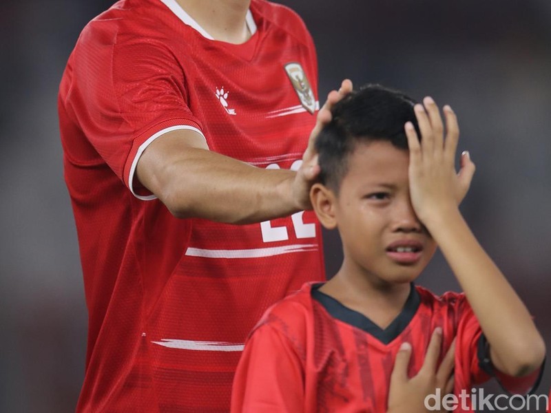 Salah satu pendamping garuda menangis saat dikumandangkannya lagu Indonesia Raya sebelum laga di SUGBK, Jakarta, Jumat (5/6/2026).