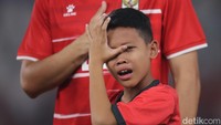Salah satu pendamping garuda menangis saat dikumandangkannya lagu Indonesia Raya sebelum laga di SUGBK, Jakarta, Jumat (5/6/2026).