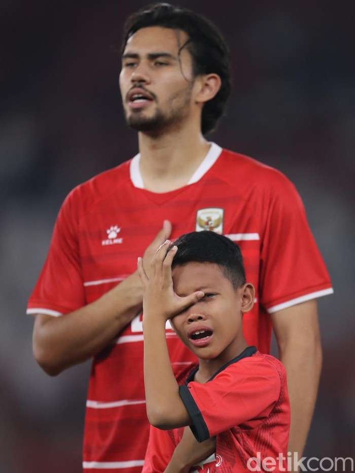 Salah satu pendamping garuda menangis saat dikumandangkannya lagu Indonesia Raya sebelum laga di SUGBK, Jakarta, Jumat (5/6/2026).
