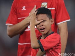 Salah satu pendamping garuda menangis saat dikumandangkannya lagu Indonesia Raya sebelum laga di SUGBK, Jakarta, Jumat (5/6/2026).
